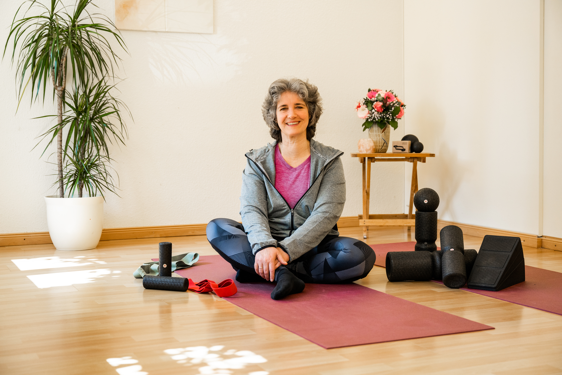 Sigrid Tönnies mit Material zur Schmerztherapie