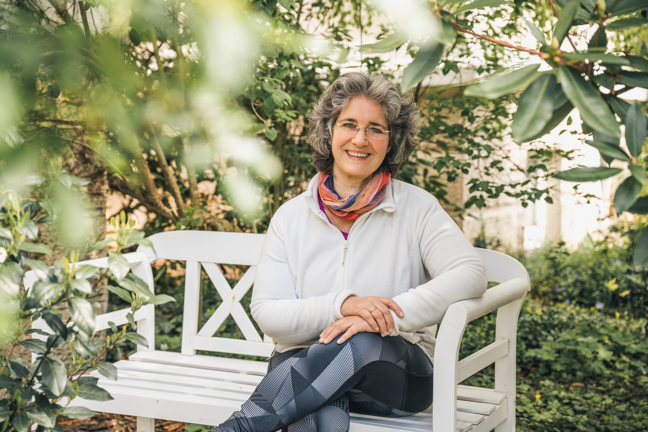 Sigrid Tönnies Osteopathin und Heilpraktikerin Sigrid Tönnies Osteopathin und Heilpraktikerin im Grünen auf einer Bank in Oldenburg